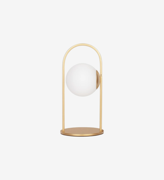  Lampe de table en métal doré avec diffuseur en verre opale.