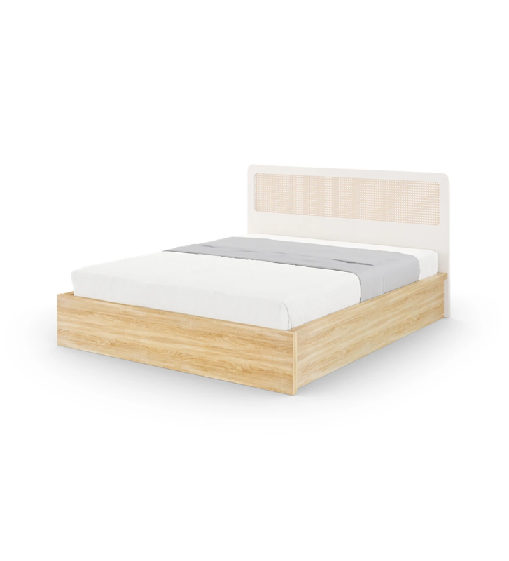 Cama de casal em carvalho cor natural, cabeceira simples em lacado pérola com pormenor em rattan.