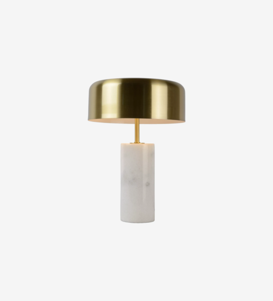 Lámpara de mesa con base de mármol blanco y pantalla de latón dorado mate.