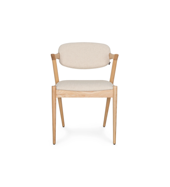 Silla en madera de fresno natural, con asiento y respaldo tapizados en tela