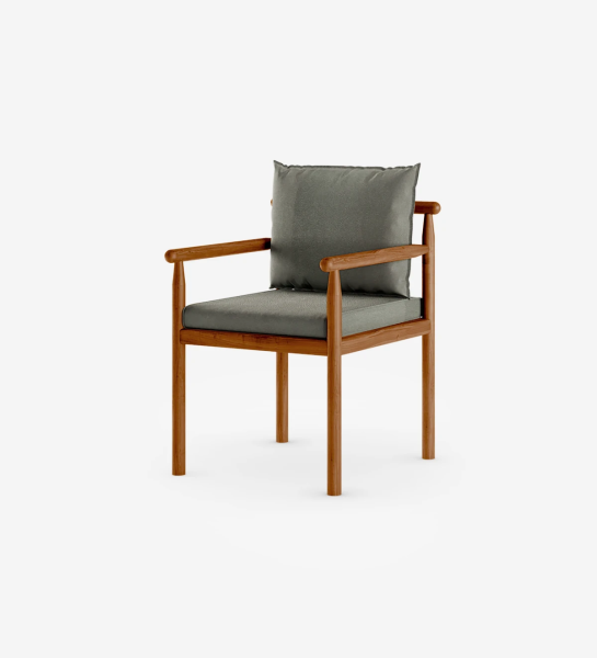 Cadeira com braços, almofadas estofadas a tecido e estrutura em madeira natural cor mel.