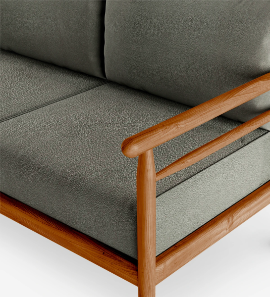 Canapé 2 places avec coussins rembourrés en tissu et structure en bois naturel couleur miel.