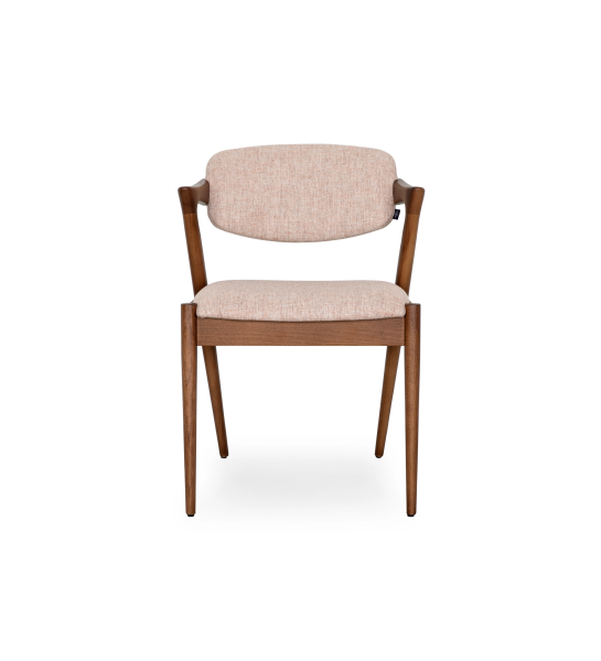 Silla en madera de fresno color nogal, con asiento y respaldo tapizado en tejido.