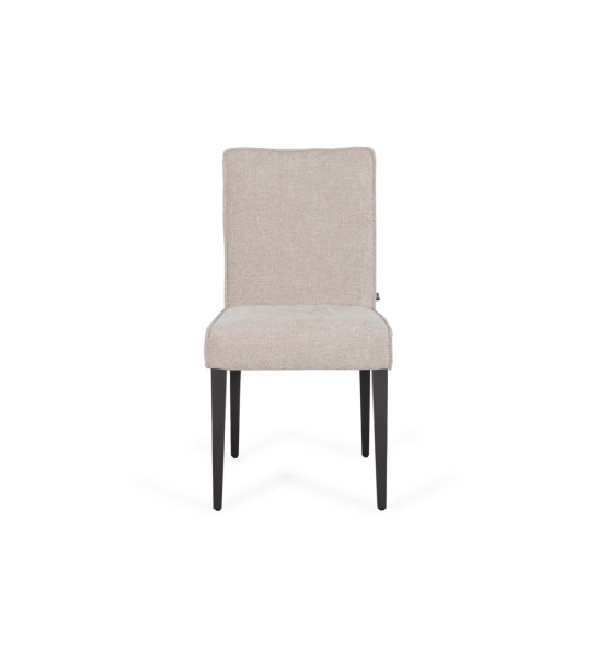 Silla Rio tapizada en tela toffe, pies lacados en negro.