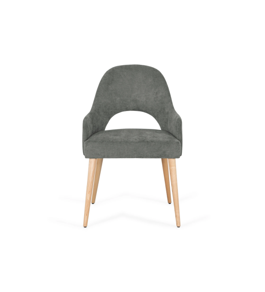 Silla Paris con brazos, tapizada en tela verde, pies en madera natural.