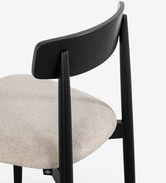 Cadeira em madeira cor wengue com assento estofado a tecido