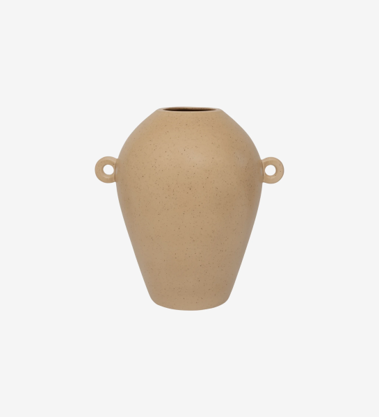 Vaso feito à mão com estrutura de cerâmica com design intuitivo, tem um acabamento fosco e amendoado com manchas, fabricado em Portugal.