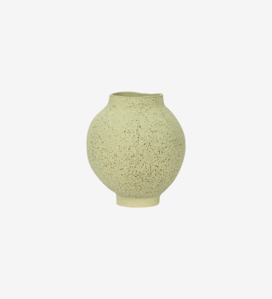 Jarra feita à mão com estrutura de cerâmica, tem um acabamento seco ultra mate com manchas refinadas na cor verde louro.