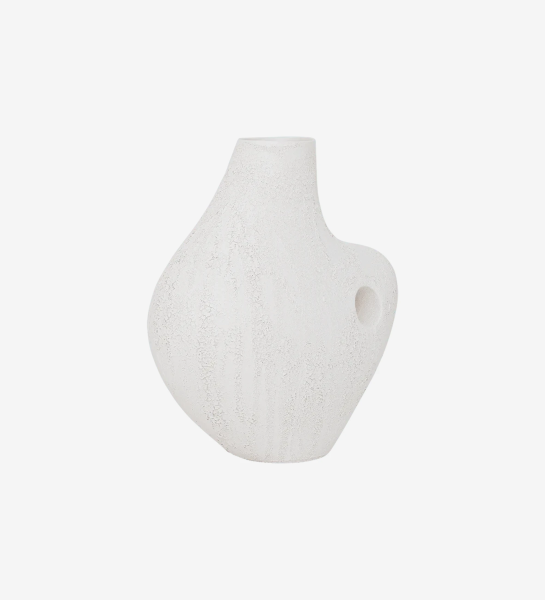 Jarrón artesanal con estructura cerámica hecha a mano en color perla y con textura arena.