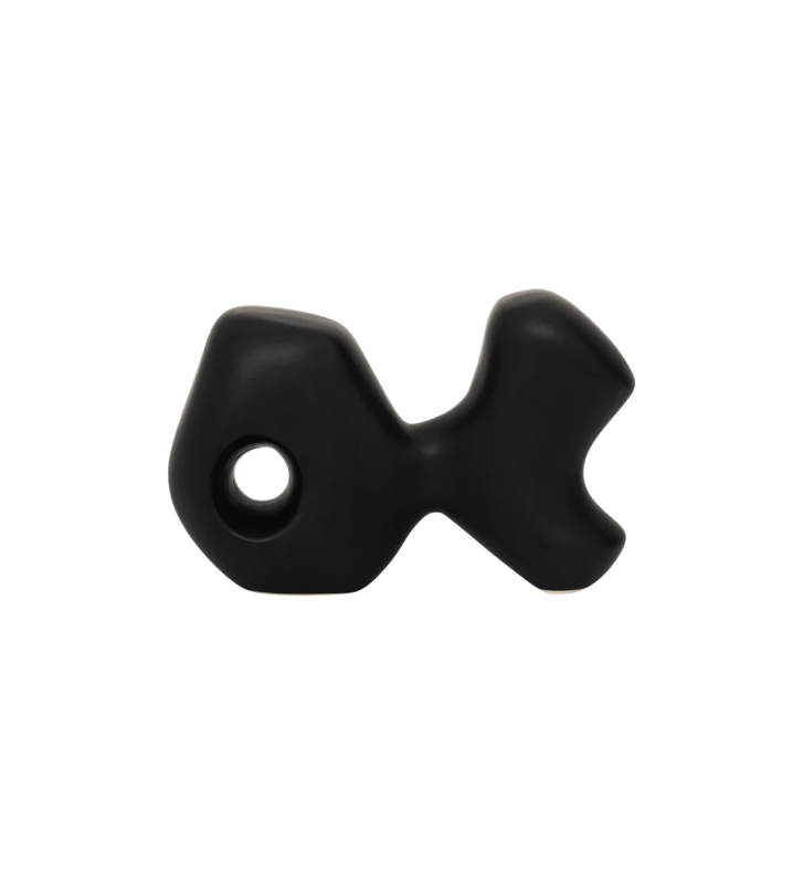 Escultura com formato de peixe, com estrutura de cerâmica com acabamento em preto fosco.