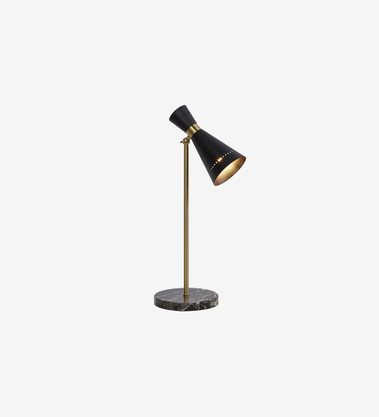 Lámpara de sobremesa con base de mármol negro, estructura de metal dorado y tulipa de metal lijado negro.