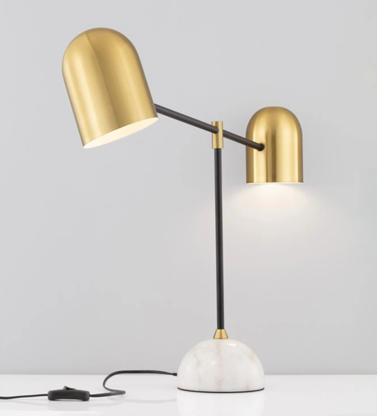 Lámpara de sobremesa con base de metal y mármol negro y tulipa de aluminio dorado.