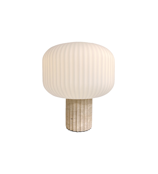 Lampe de table avec base en pierre beige et abat-jour en verre opale.