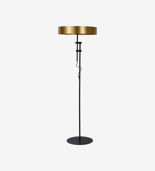  Lámpara de pie con base de mármol negro y estructura de metal dorado satinado.