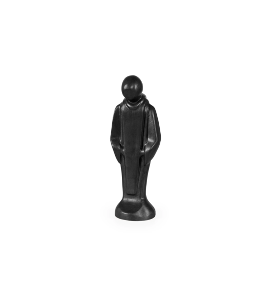 Escultura de cerâmica feita à mão, de tom negro matte.