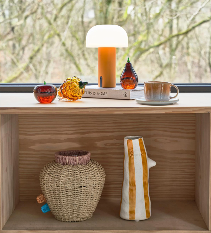 Vase à bec verseur et cils en grès, décoré de rayures orange peintes à la main.