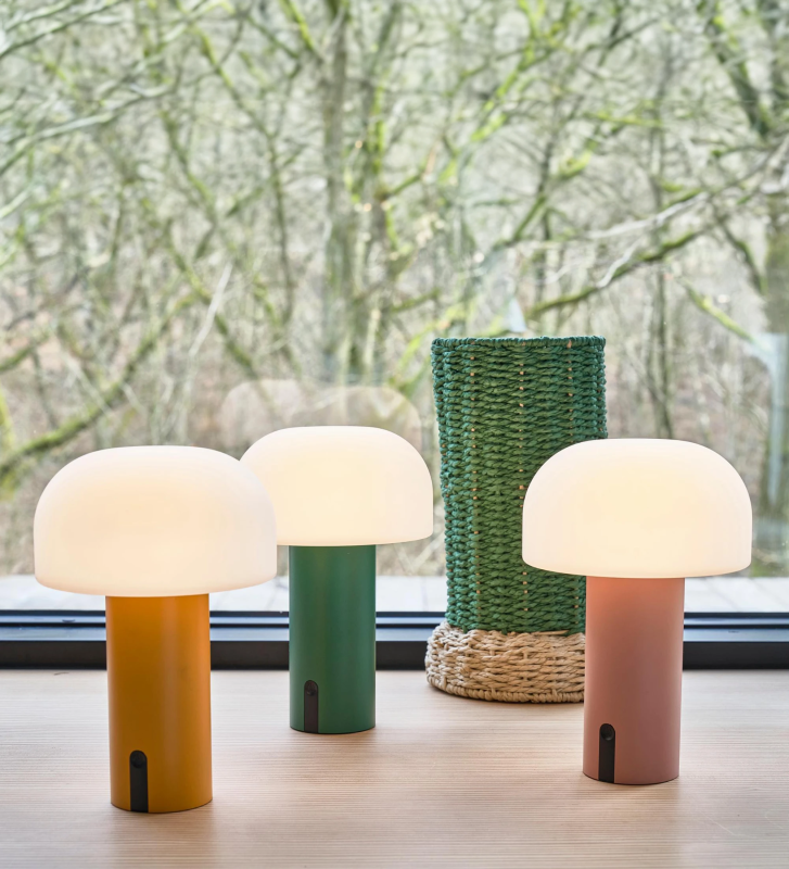 Vase en cordon de papier vert avec récipient en verre.