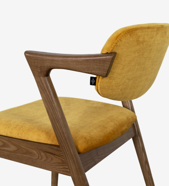 Silla con estructura de madera de nogal, con asiento y respaldo tapizados en tela.