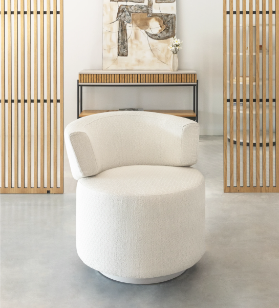 Londres swivel armchair, upholstered in fabric with pearl lacquered baseboard.