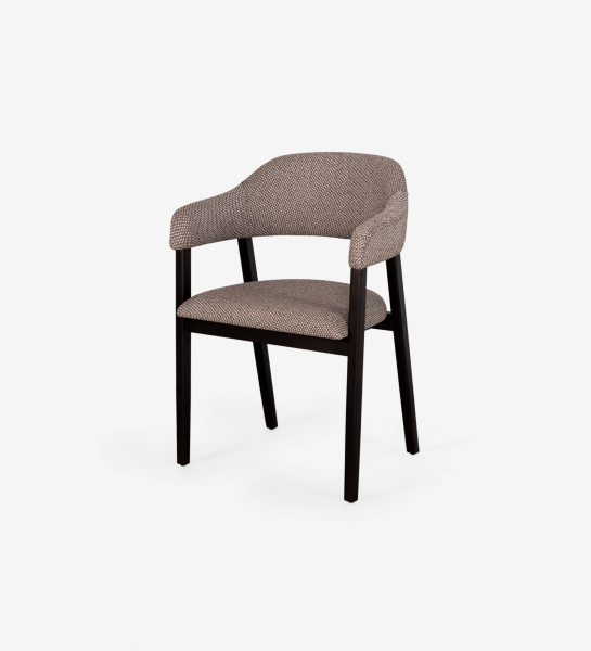 Silla con brazos, en madera de fresno marrón oscuro, con asiento y respaldo tapizados en tela