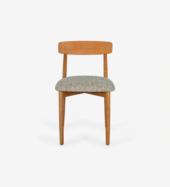 Silla de madera color miel con asiento tapizado en tela