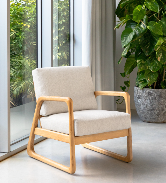 Fauteuil Antarte by IA recouvert en tissu gris clair, structure en bois naturel.