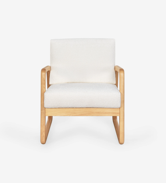 Fauteuil Antarte by IA recouvert en tissu, structure en bois naturel.