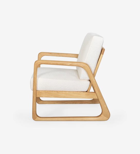 Fauteuil Antarte by IA recouvert en tissu, structure en bois naturel.