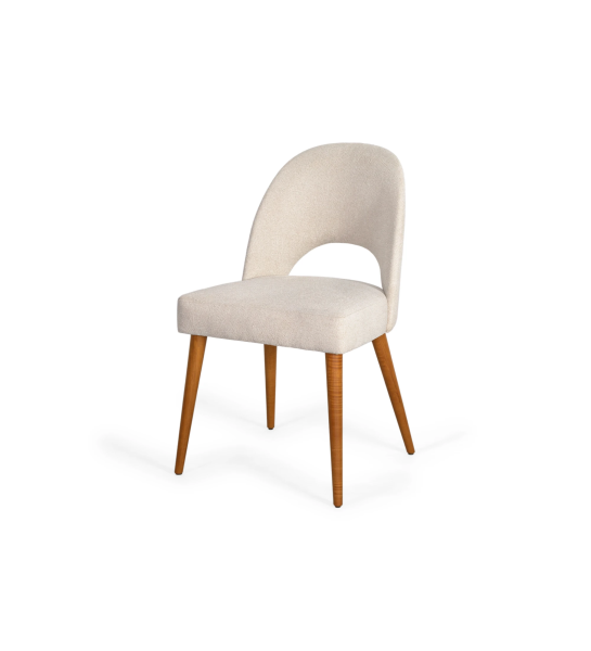 Chaise rembourré en tissu, avec pieds en bois couleur miel.