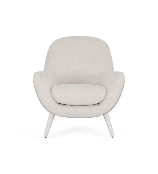 Fauteuil Oslo recouvert en tissu beige, pieds laqués perle.