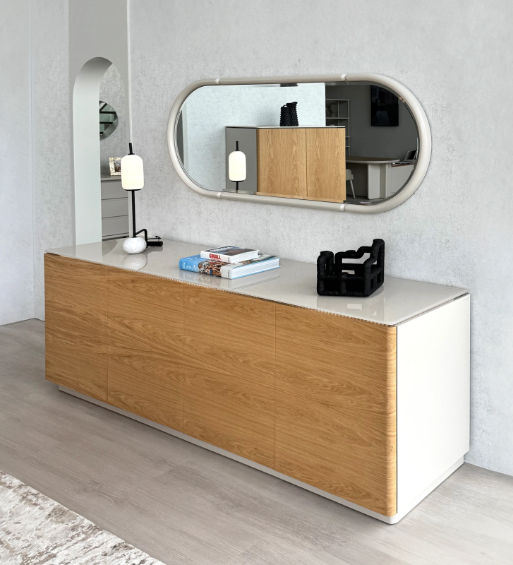 Buffet à 4 portes en chêne naturel, avec tiroir à couverts, plateau en verre et structure laquée perle.