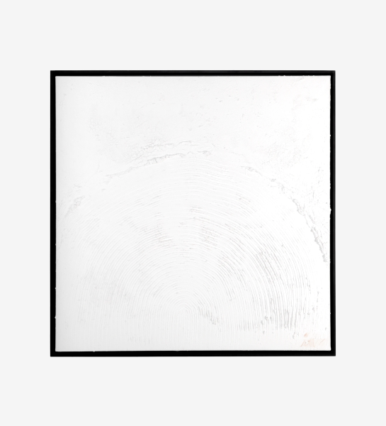 Cuadro abstracto y relieve en tonos blancos, marco de madera negro, 104 x 104 cm.