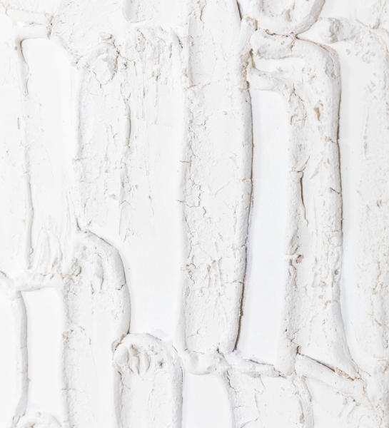 Cuadro abstracto y relieve en tonos blancos, marco de madera negro, 104 x 104 cm.