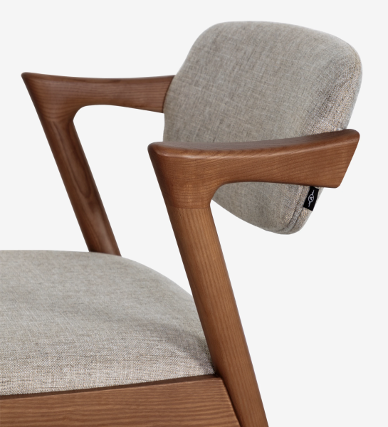 Chaise en bois de frêne couleur noyer, avec assise et dossier rembourrés en tissu.