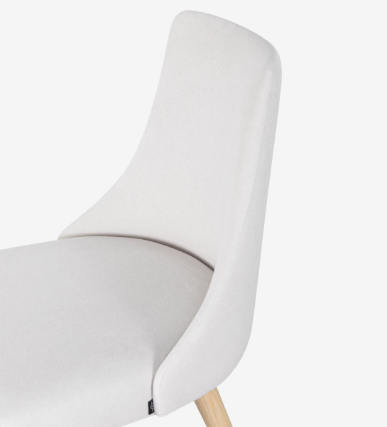 Chaise Oslo tapissée de tissu blanc et pieds en bois de couleur naturelle.