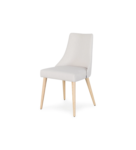 Chaise Oslo tapissée de tissu blanc et pieds en bois de couleur naturelle.