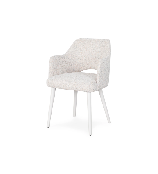 Chaise avec accoudoirs rembourrée de tissu perle et pied laqué perle.