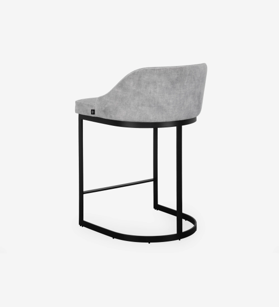 Banc avec assise et dossier recouverts de tissu velours gris, avec pied structure en métal laqué noir