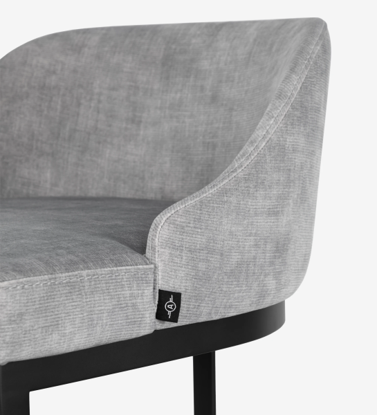 Banc avec assise et dossier recouverts de tissu velours gris, avec pied structure en métal laqué noir