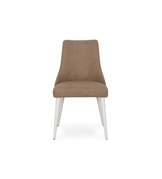 Chaise Oslo rembourré en tissu camel, pieds laqués perle.
