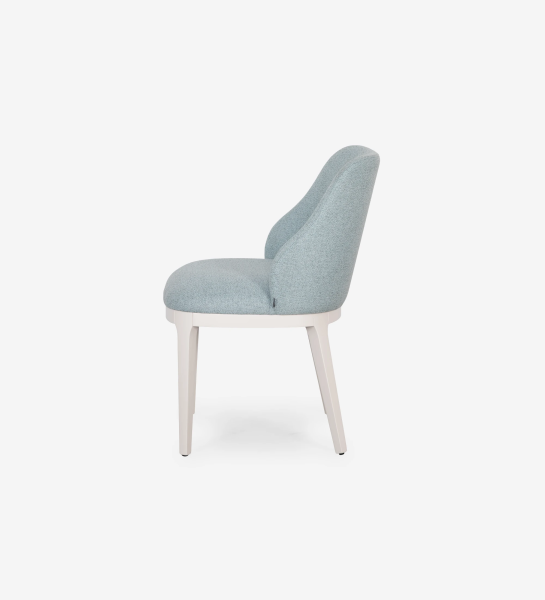 Chaise rembourrée en tissu bleu, avec pieds laqués perle.