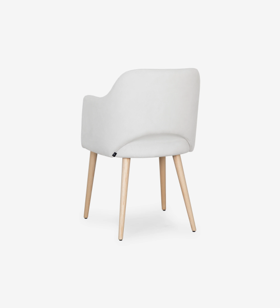 Chair with arms upholstered in pearl fabric, with natural colored wooden legs.