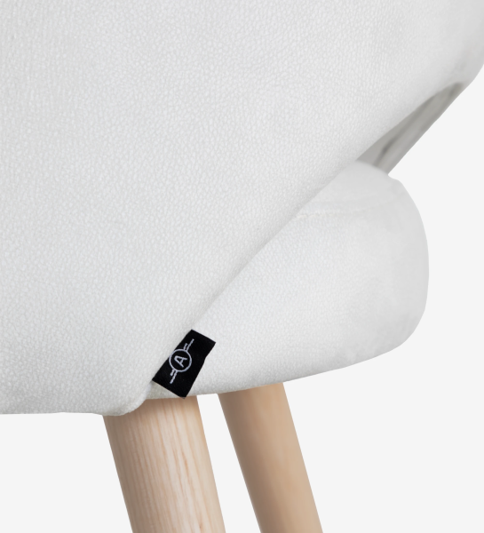 Chair with arms upholstered in pearl fabric, with natural colored wooden legs.