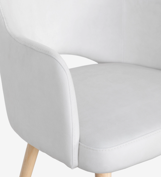 Chair with arms upholstered in pearl fabric, with natural colored wooden legs.