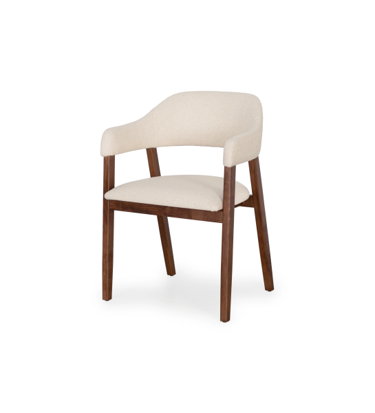 Silla con brazos, en madera de fresno color nogal, con asiento y respaldo tapizados en tela beige.