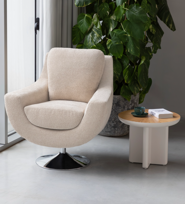 Poltrona Paris giratória, estofada a tecido bege, base metálica.