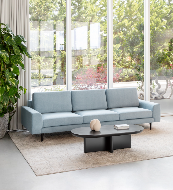 Sofá Oslo 3 lugares estofado a tecido azul, pés lacados a castanho escuro, 265 cm.