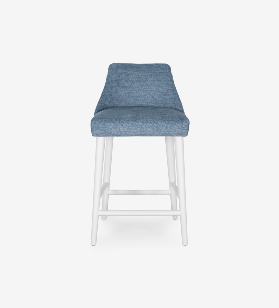 Taburete Oslo tapizado en tela azul, pies lacados perla.