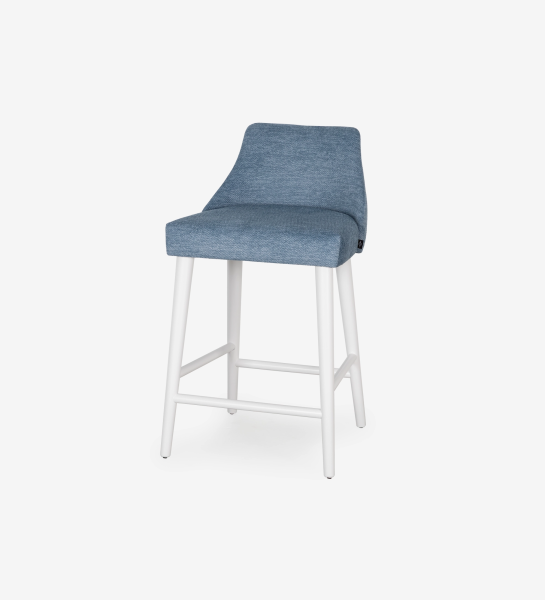 Taburete Oslo tapizado en tela azul, pies lacados perla.