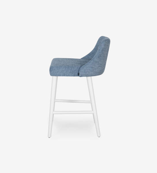 Taburete Oslo tapizado en tela azul, pies lacados perla.